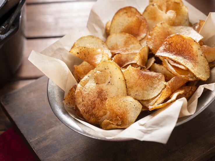 Schale mit Chips | © iStock.com/rudisill