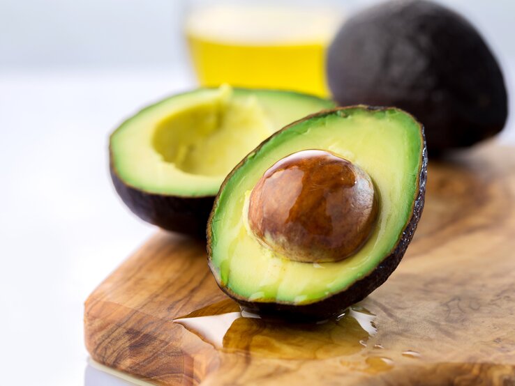 Avocado und Avocadoöl | © iStock/ansonmiao