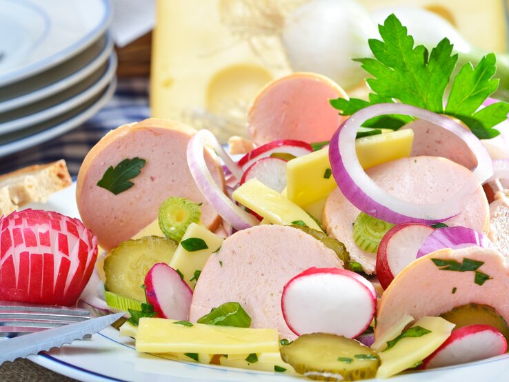 Bayrischer Wurstsalat auf Teller. 