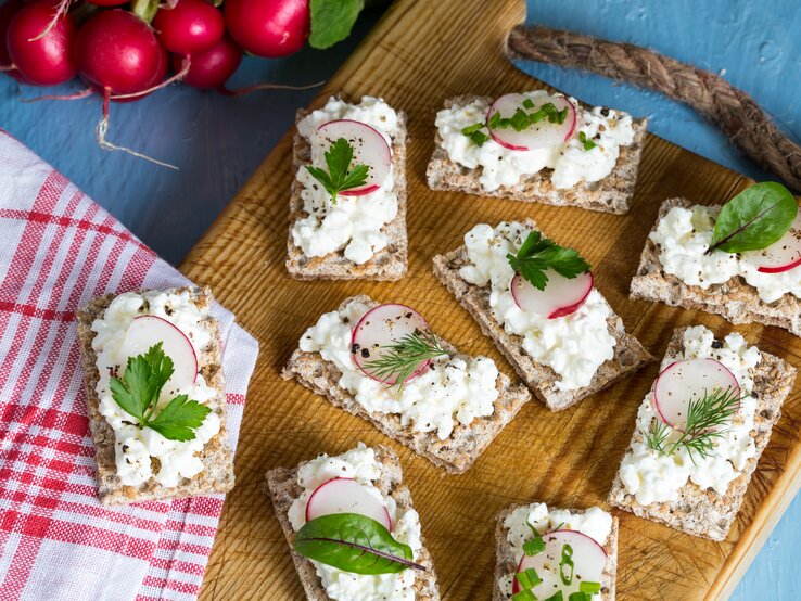 2 Scheiben Roggenknäckebrot (24 g) mit 1 EL Hüttenkäse (10 % Fett) haben 99 kcal. | © iStock/8vFanI