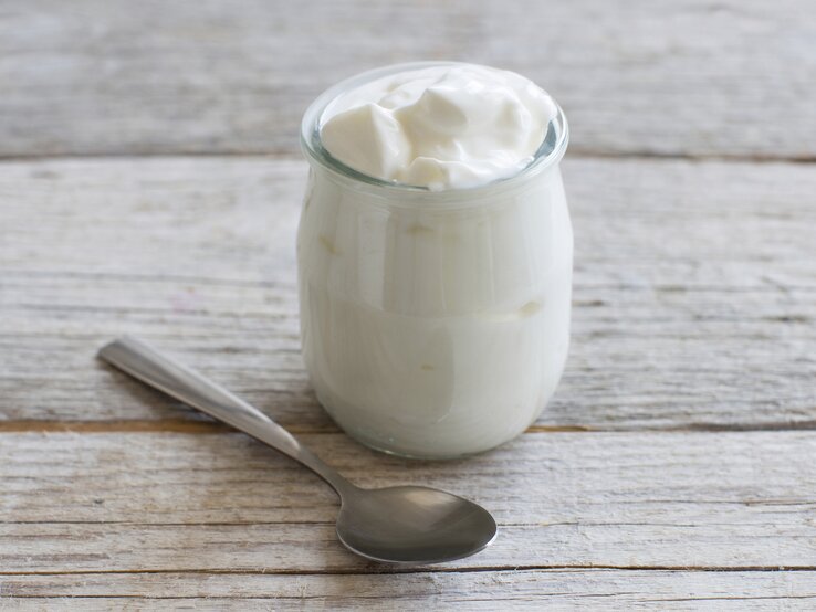 150 g Naturjoghurt (1 Becher / 1,5 % Fett) hat 75 kcal. | © iStock/Karisssa