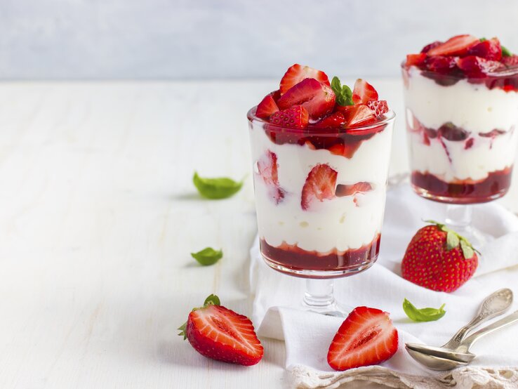 100 g Naturjoghurt (1,5 % Fett) und 100 g Erdbeeren haben 82 kcal. | © iStock/Anna_Shepulova