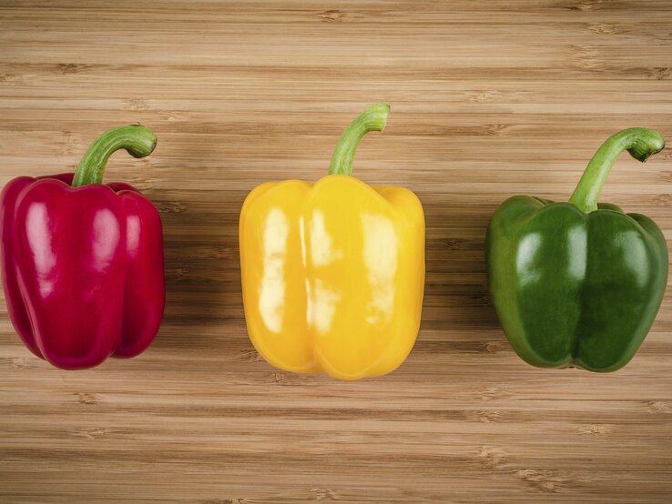 Eine große Paprika (200 g) hat 40 kcal. Dazu 1 EL Kräuterquark (30 % Fett) hat zusammen 70 kcal. | © iStock/StockImages_AT