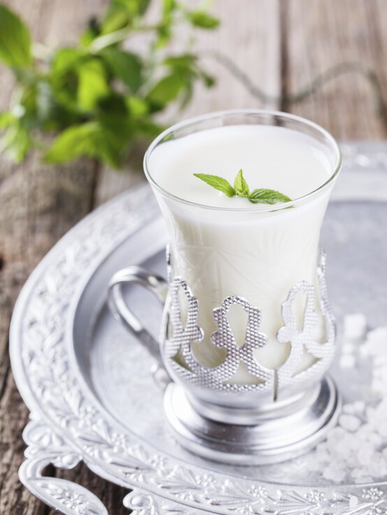 Ein Glas Buttermilch (200 ml) hat 74 kcal. | © iStock/lily_rochha