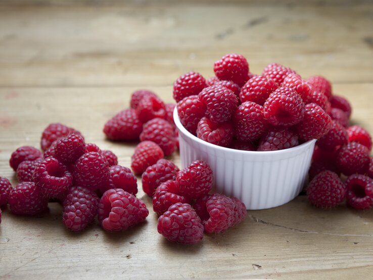 125 g Himbeeren haben 43 kcal. | © istock/Darren Platts