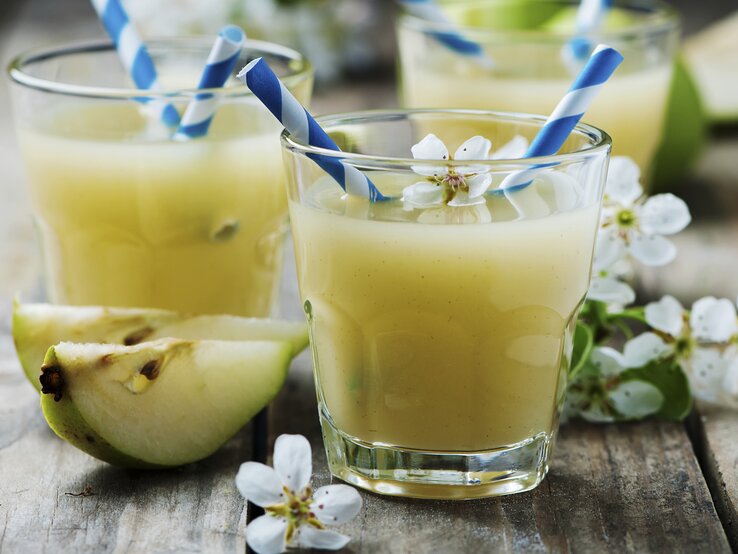 200 ml Birnensaft (1 Glas) hat 94 kcal. | © iStock/OcsanaDen