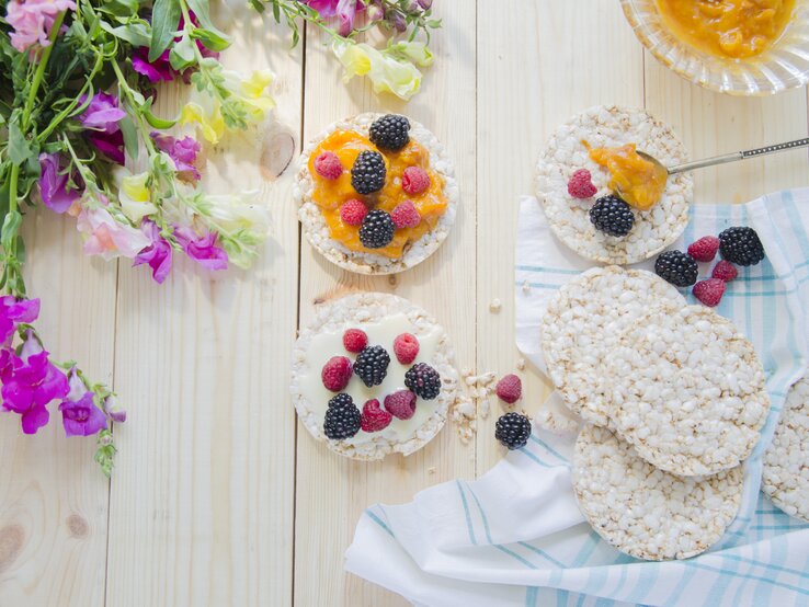 2 Reiswaffeln (14 g) mit 1 EL Marmelade (20 g) haben 100 kcal. | © iStock/Sokorevaphoto