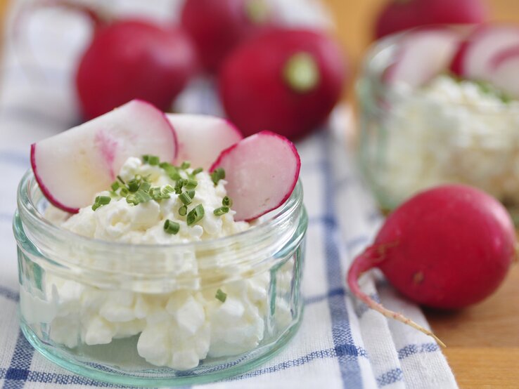 150 g Radieschen haben 21 kcal. Mit 1 EL Kräuterquark (30 % Fett) angerichtet, kommen sie auf 51 kcal. | © iStock/A_Lein