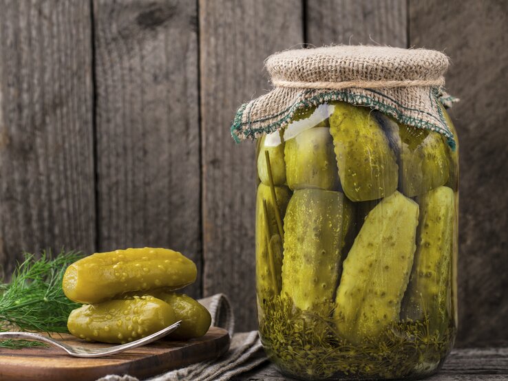 200 g Cornichons haben 30 kcal. | © istock/VankaD