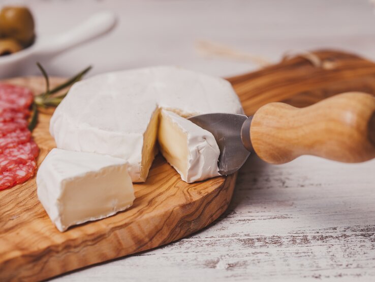 1 Scheibe Knäckebrot (12 g) mit 30 g Camembert (30 % Fett) hat 100 kcal. | © iStock/oksix