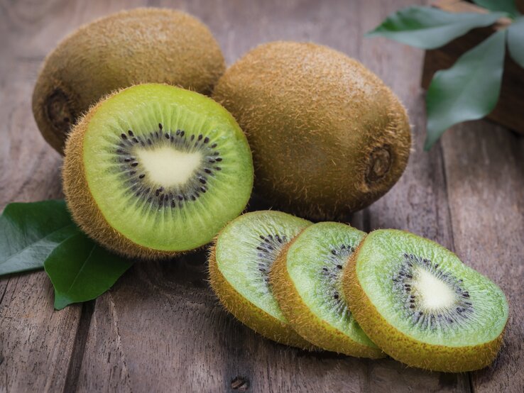 2 Kiwis (160 g) haben 82 kcal. | © istock/Amarita