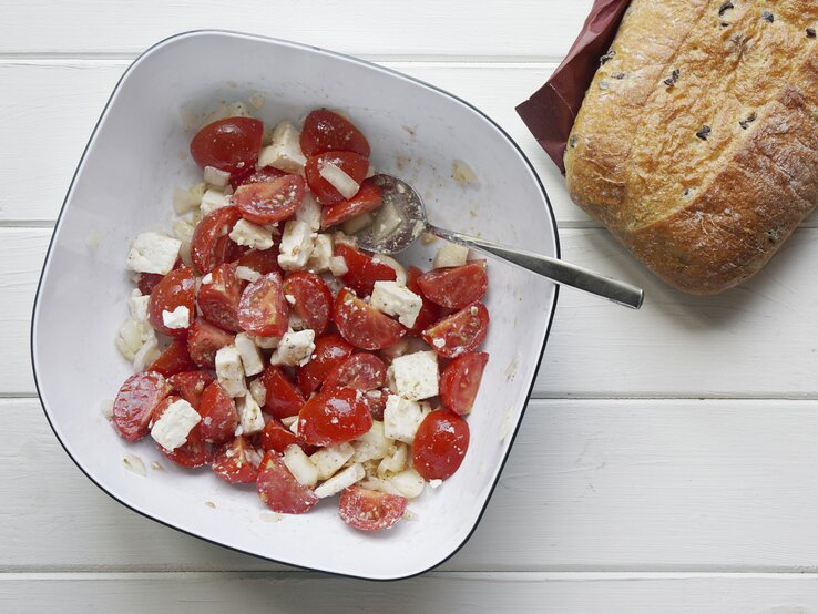 Ein Tomatensalat aus 3 Tomaten (150 g), 20 g Schafskäse und 1 EL Balsamico haben zusammen 85 kcal. | © iStock/Axel Bueckert