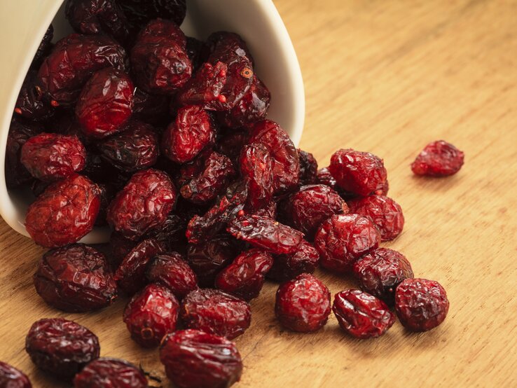 25 g getrocknete Cranberries haben 77 kcal. | © iStock/Voyagerix