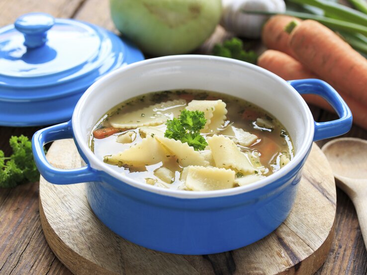 250 ml Nudelsuppe hat 65 kcal. | © iStock/juefraphoto