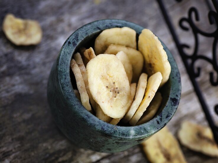 1 Portion Bananenchips (25 g) hat 91 kcal. | © iStock/mythja