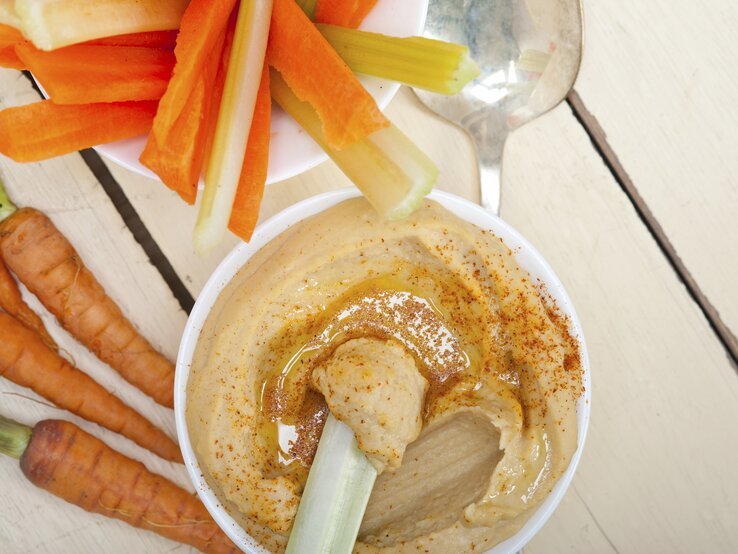 Fettarmer Hummus mit 150 g Möhren hat nur ca. 80 kcal. | © iStock/pulmarcini