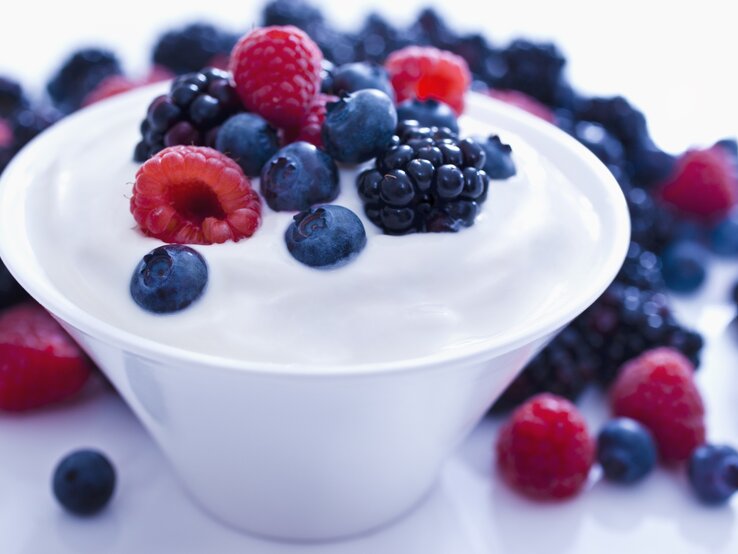 150 g (1 Becher) Naturjoghurt mit 0,1 % Fett gemischt mit 100 g Himbeeren hat 88 kcal. | © iStock/LOVE_LIFE