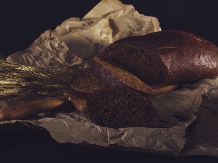 1 Scheibe Pumpernickel (40 g) mit Radieschen (2 Stck.) und 30 g Hüttenhäse enthalten lediglich 100 kcal. | © iStock/Diane Labombarbe