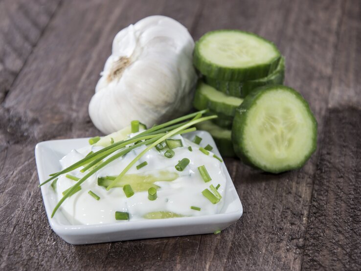 150 g Gurke mit 100 g Tzatziki kommen auf etwa 98kcal. | © iStock/HandmadePictures