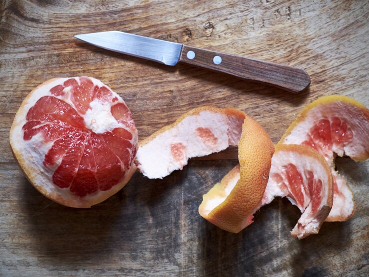 Grapefruits enthalten auf 100 g nur 43 kcal. | © iStock/Simon Bradfield