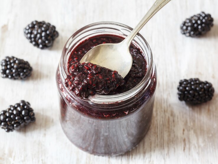 Ein Morgen ohne süßen Aufstrich ist fast undenkbar, wenn da nicht der Zucker wäre. Mit diesem Rezept aus Chia-Samen und nur einem EL Agavendicksaft kommt der Superfood Starter ganz ohne Zucker aus und ist dazu auch noch vegan. | © iStock/Tuned_In