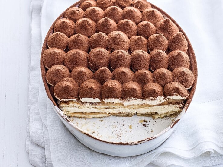 Baileys-Tiramisu in einer Form auf weißem Hintergrund. 