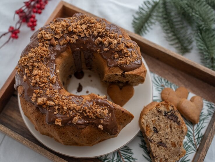 Gugelhupf mit Schokoguss und bestreut mit Lebkuchenbröseln. 