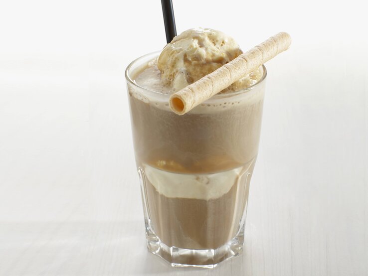 Ein Glas Eiskaffee mit Vanilleeis. 