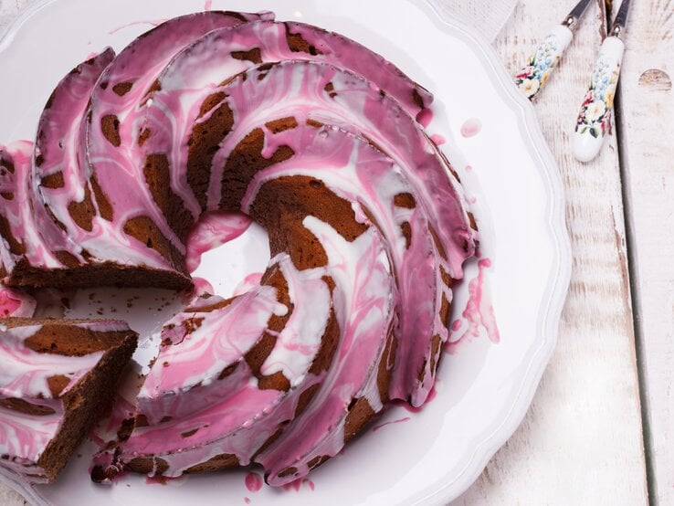 Draufsicht auf einen Gugelhupf mit pinker Glasur.