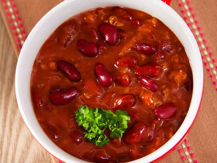 Die Mitternachtssuppe auf einem Holztisch nah und direkt von oben fotografiert.