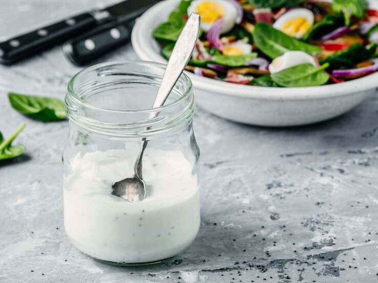 Glas mit Buttermilch-Zitronen-Dressing mit Mohn