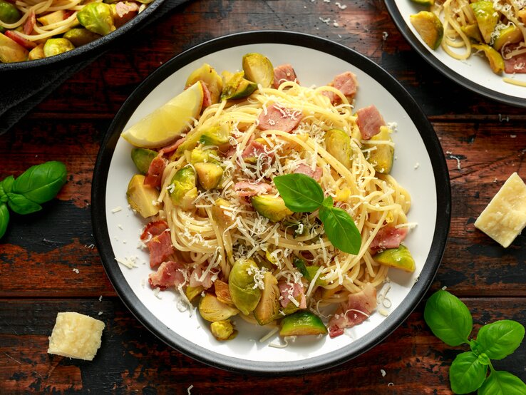 Draufsicht auf einen Teller mit Carbonara mit Rosenkohl.