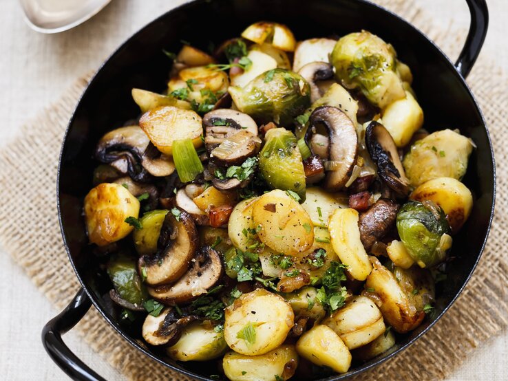 Kartoffelpfanne mit Rosenkohl und Champignons