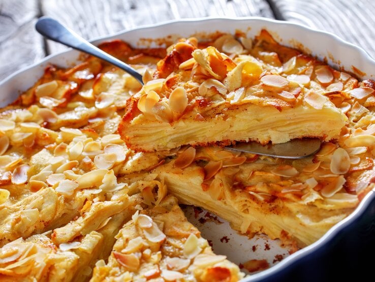 Gestürzter französischer Apfelkuchen mit Mandelblättchen. 