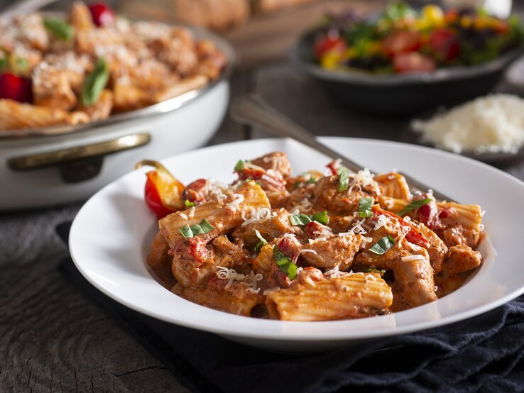 Ein italienisch-amerikanischer Klassiker: "Chicken Riggies" – oder einfach Rigatoni in Hähnchen-Tomatensoße genannt.