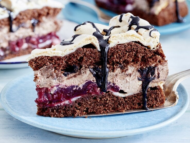 Schneemousse Torte mit Kirschen und Kaffee-Kick.