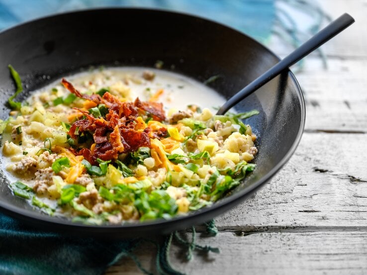 Hackfleisch, Bacon und Käse in Sahnesoße in einer Pfanne. | © GettyImages/lisegagne