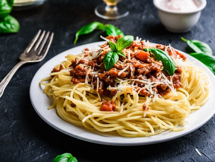 Teller Spaghetti Bolognese mit Parmesan. 