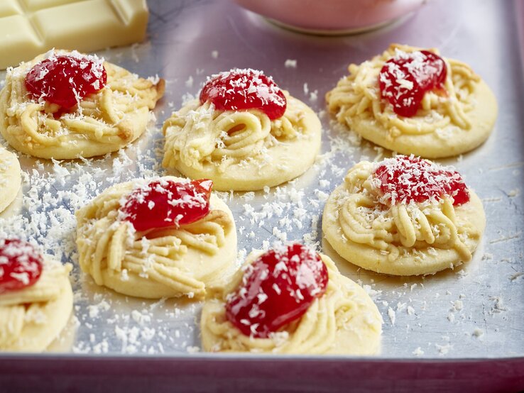 Spaghetti-Eis-Kekse auf einem silbernen Blech.