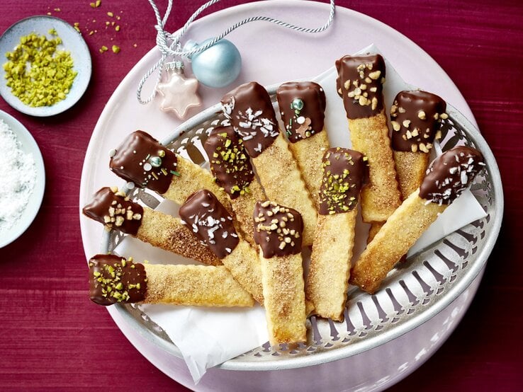 Cookie-Fries auf einem weißen Teller auf rotem Hintergrund. 