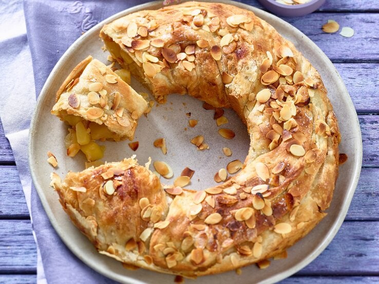 Apfel-Strudelkranz auf Teller.