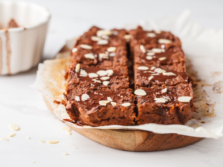 Brett belegt mit selbstgebackenen Brownies mit Banane. 