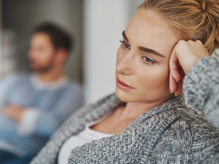 Frau und Mann unglücklich auf dem Sofa