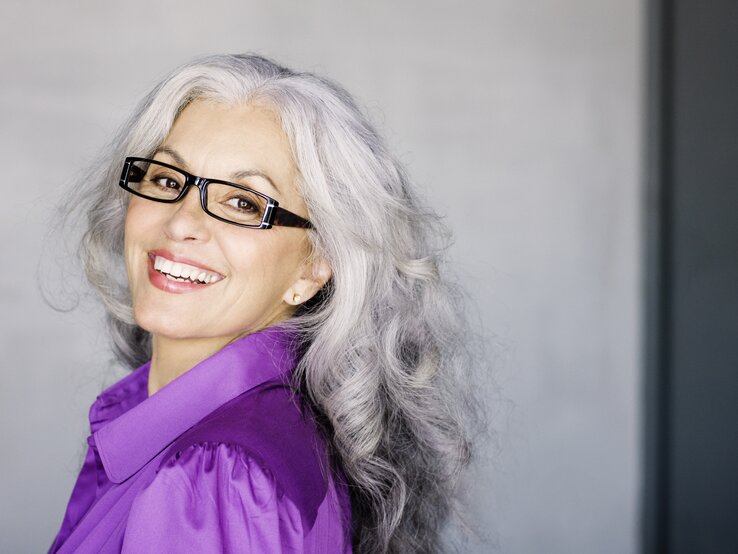 lange-wellige-Haare-mit-Brille.jpg | © GettyImages/Patrik Giardino