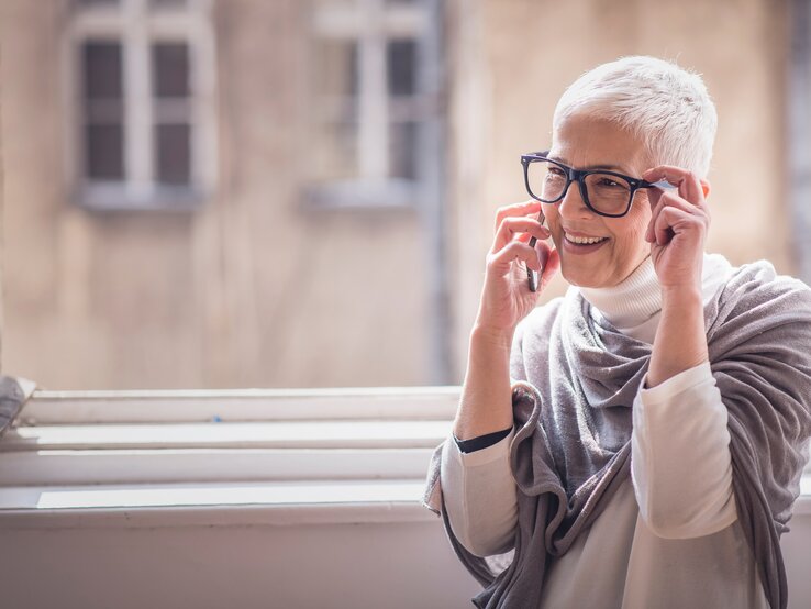 kurzer-pixie-cut-mit-brille.jpg | © Shutterstock/TeodorLazarev