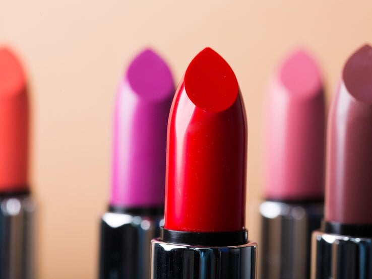 verschiedene Lippenstifte | © iStock/npdesignde