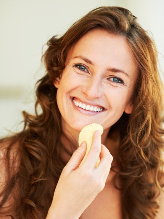 Frau trägt Make up auf | © iStock/GlobalStock 