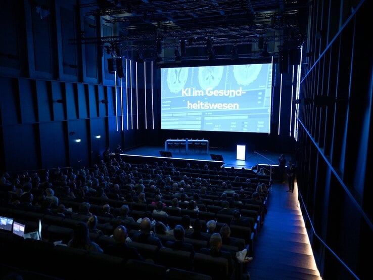 Der Vortragssaal mit großer Leinwand im Bergson Kunstkraftwerk in München. Hier fand im Jahr 2024 das Health Lab by BCN statt. | © Agency People Image für BCN