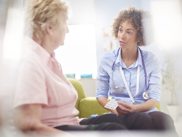 Eine Ärztin im Gespräch mit einer Patientin.