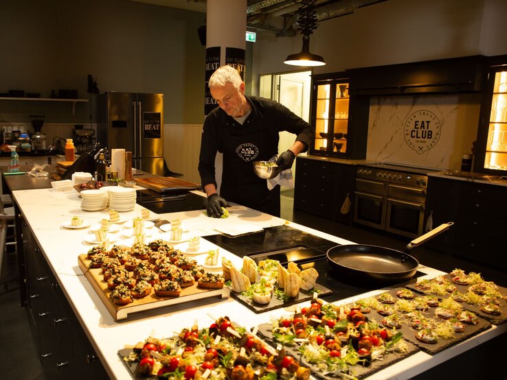 Zu sehen ist ein reich gedecktes Buffet anlässlich der FUNKE Health Academy | © Melanie Klenke